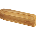 Cercueil Mareva, forme tombeau , en pin massif, demi teinte satiné avec poignées bois et cache vis boule en bois proposé par les pompes funèbres LOIC